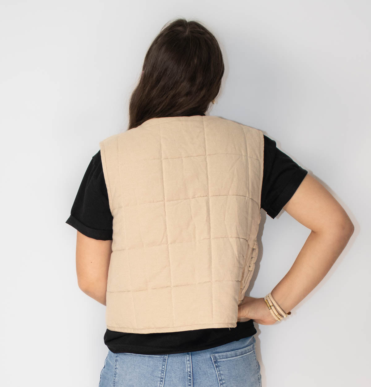 ROUND NECK FRONT TIE PUFFLE VEST: TAUPE