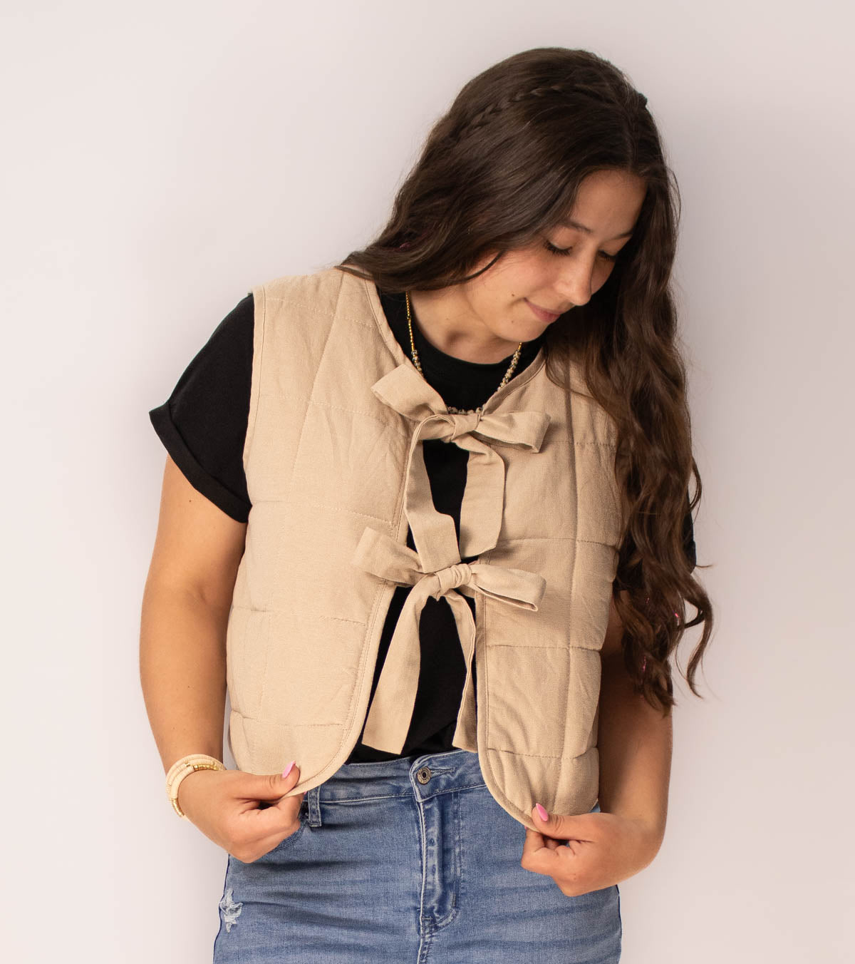ROUND NECK FRONT TIE PUFFLE VEST: TAUPE